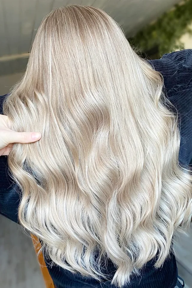 Close-up van prachtig platinum blond haar met subtiele highlights die zorgen voor een stralende en natuurlijke uitstraling.