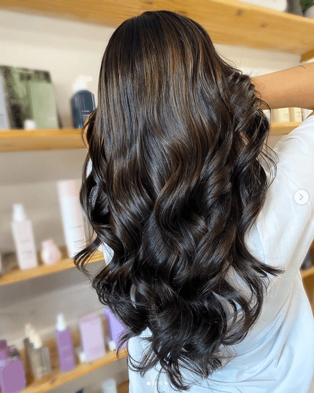 Diep espresso-bruin haar met warme karamel highlights voor een rijke, multidimensionale uitstraling.