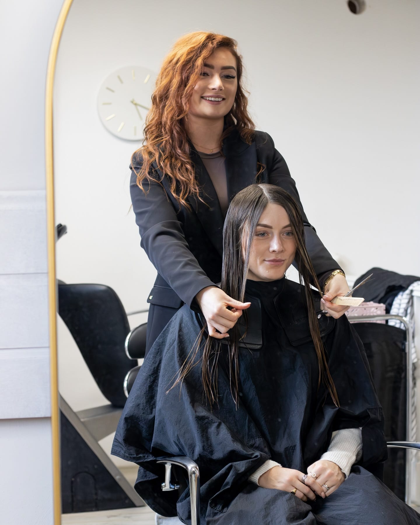 Lisa deelt haar vakkennis tijdens een behandeling achter de stoel