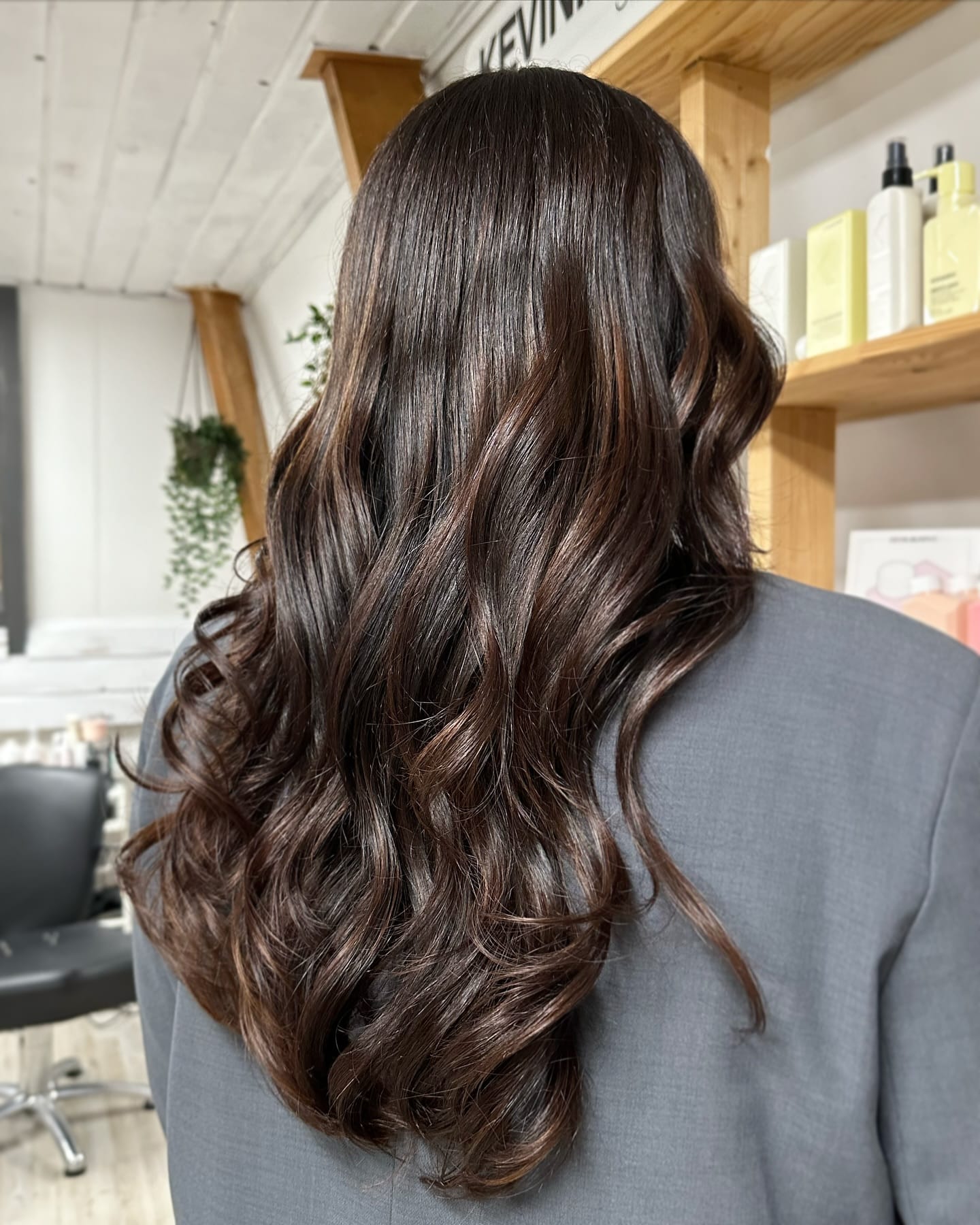 Donkerbruin haar met glans, diepte en beweging