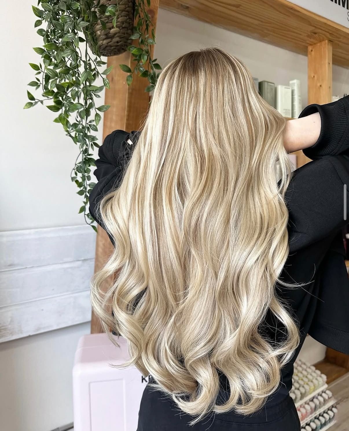 Lange blonde golven na een kleurtransformatie bij Hair Lush
